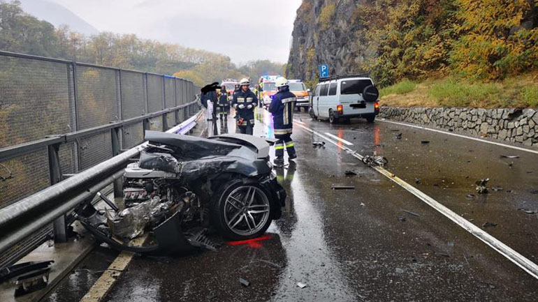 Αυτοκίνητο κόπηκε στη μέση και ο οδηγός βγήκε σώος!